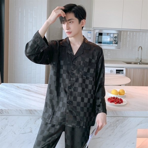 Nam giới mặc bộ pijama lụa caro đen dài tay đứng trong bếp hiện đại