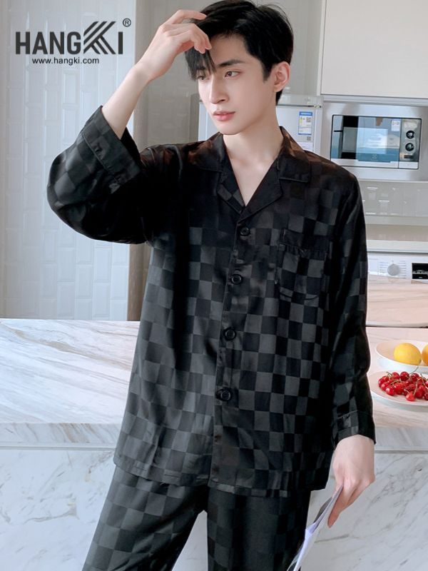 Bộ pijama lụa nam HANGKI màu đen họa tiết caro đứng trong bếp hiện đại
