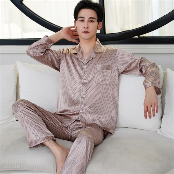 Bộ pijama lụa nam màu be họa tiết kẻ sọc, dáng dài tay quần dài, người mẫu ngồi trên sofa trắng