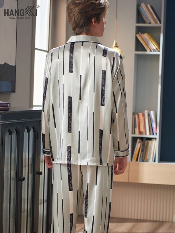 Bộ pijama lụa nam tay dài màu kem họa tiết sọc đen nhìn từ phía sau