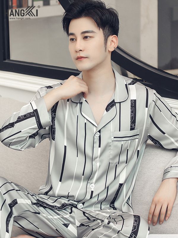 Nam giới mặc bộ pijama lụa kẻ sọc màu xám trắng ngồi trên ghế