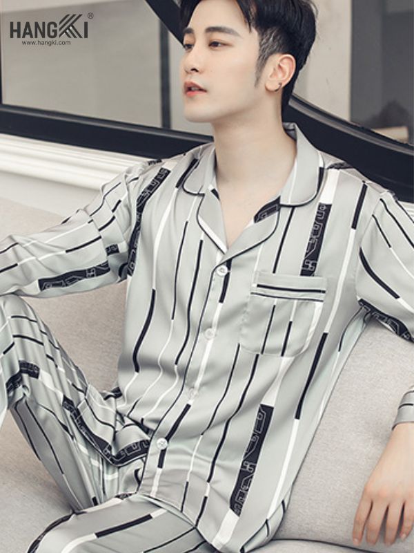 Bộ pijama lụa nam HANGKI màu xám kẻ sọc đen trắng dài tay quần dài ngồi trên ghế sofa