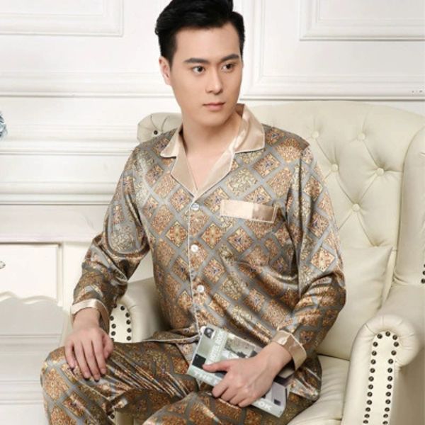 Bộ pijama lụa nam dài tay họa tiết sang trọng màu vàng nâu người mẫu ngồi trên ghế sofa