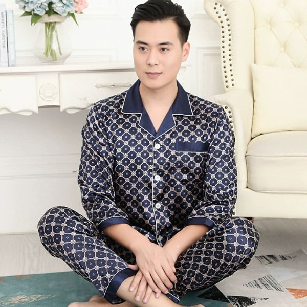Bộ pijama lụa nam màu xanh navy họa tiết caro ngồi trong phòng khách sang trọng