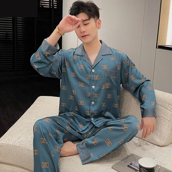 Bộ pijama lụa nam màu xanh họa tiết nhỏ, dáng dài tay quần dài, người mẫu ngồi trên sofa