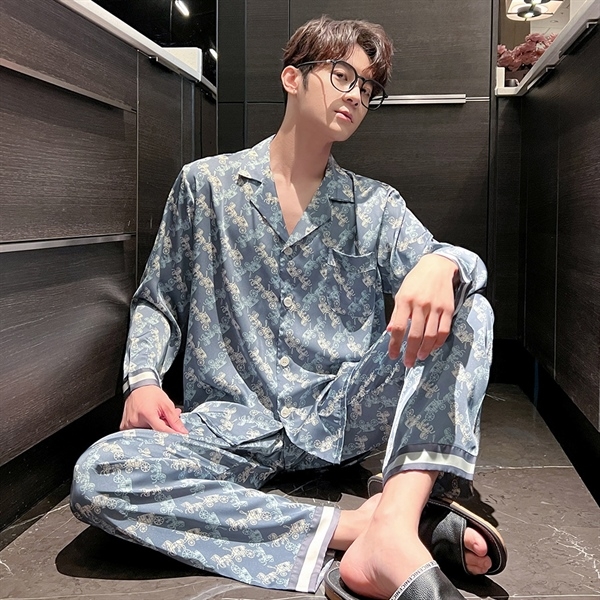 Bộ pijama lụa nam dài tay màu xanh họa tiết, dáng rộng thoải mái, phối dép đi trong nhà