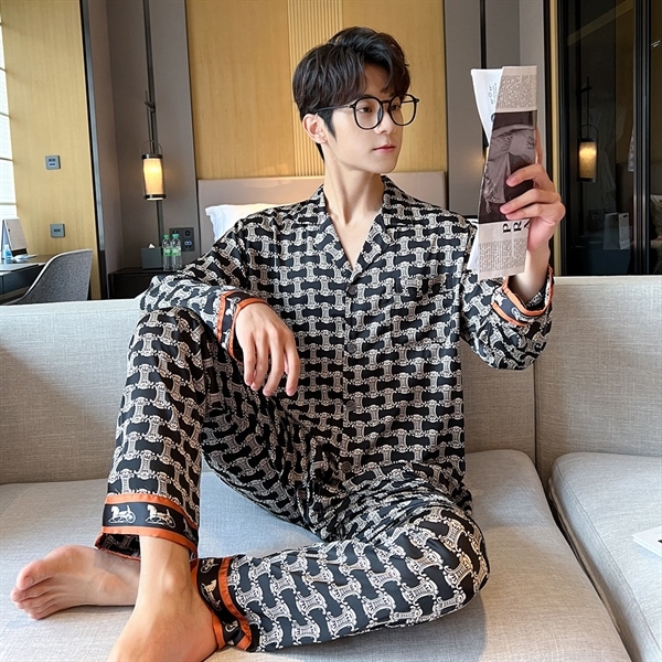 Bộ pijama lụa nam họa tiết chó săn màu đen trắng viền cam, dáng dài tay quần dài ngồi trên sofa