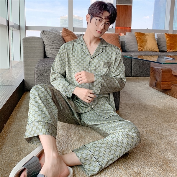 Bộ pijama lụa nam dài tay màu xanh họa tiết nhỏ, dáng rộng mặc ở phòng khách hiện đại