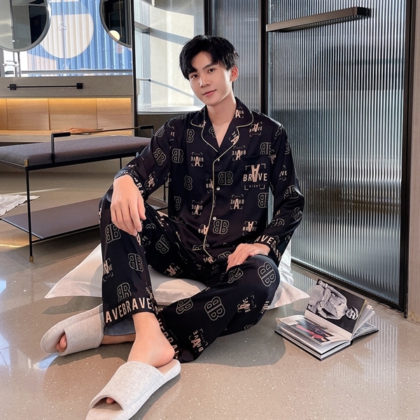Bộ pijama lụa nam màu đen họa tiết chữ BRAVE dài tay quần dài kèm dép đi trong nhà