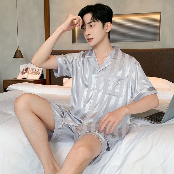 Bộ đồ ngủ nam lụa satin màu bạc tay ngắn quần short kẻ sọc ngồi trên giường