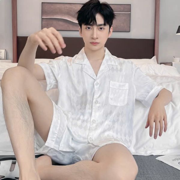 Bộ đồ ngủ nam lụa màu trắng tay ngắn quần short họa tiết caro ngồi trên giường