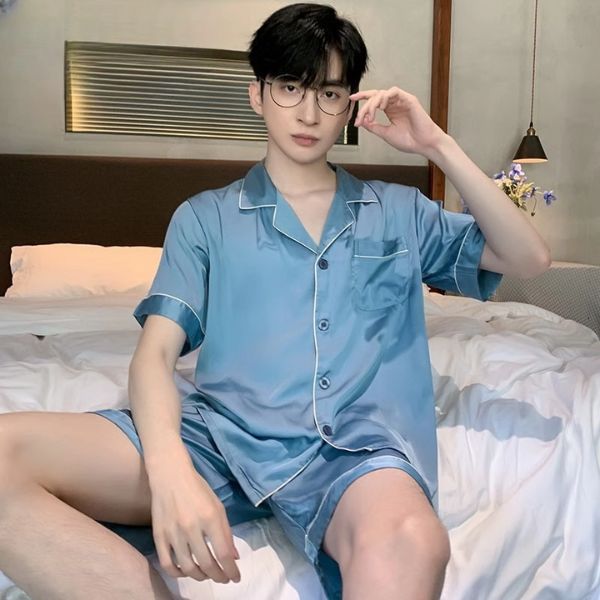 Bộ đồ ngủ lụa nam màu xanh ngắn tay quần short, dáng rộng thoải mái ngồi trên giường