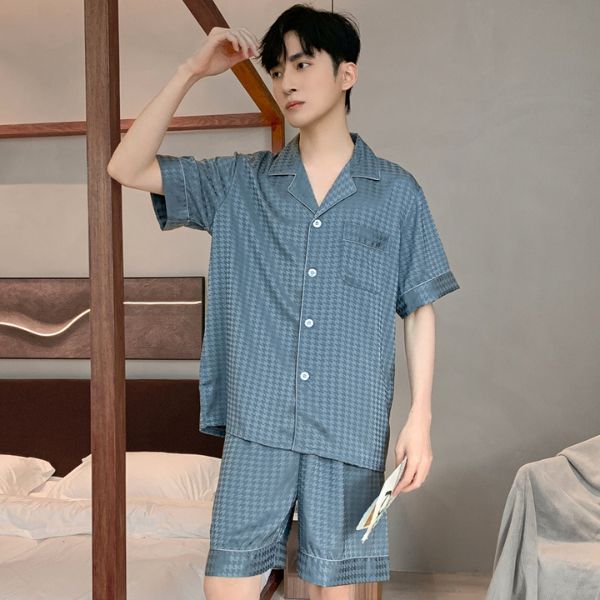 Bộ đồ ngủ nam tay ngắn màu xanh chất liệu lụa mặc trong phòng ngủ