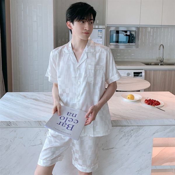 Nam giới mặc bộ đồ ngủ lụa ngắn tay màu trắng họa tiết caro đứng trong bếp hiện đại