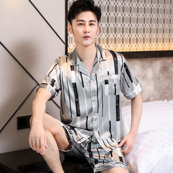 Bộ đồ ngủ lụa nam tay ngắn màu bạc họa tiết kẻ sọc ngồi trên giường