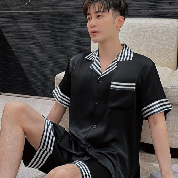 Bộ đồ ngủ nam lụa màu đen tay ngắn quần short viền sọc trắng đen