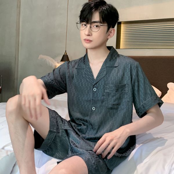 Bộ đồ ngủ nam lụa màu xám đậm tay ngắn quần short họa tiết đơn giản ngồi trên giường