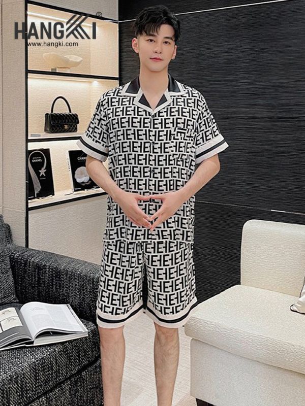 Bộ đồ ngủ nam tay ngắn họa tiết chữ đen trắng thương hiệu Hangki trong phòng khách hiện đại