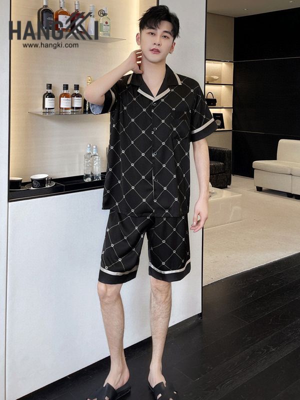 Bộ đồ ngủ nam lụa màu đen họa tiết caro ngắn tay quần đùi mặc trong phòng khách hiện đại