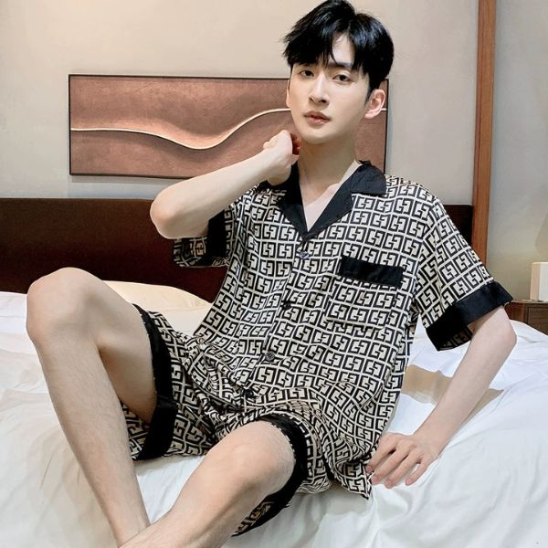 Bộ đồ ngủ nam tay ngắn họa tiết chữ màu đen trắng chất liệu mỏng nhẹ mặc ở nhà