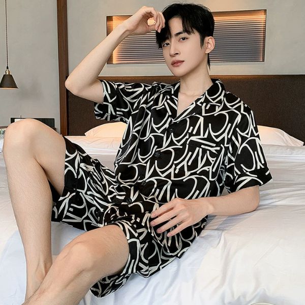 Bộ đồ ngủ nam tay ngắn họa tiết đen trắng chất liệu lụa mặc trong phòng ngủ