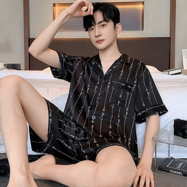 Bộ đồ ngủ nam lụa màu đen tay ngắn quần short họa tiết chữ ngồi trên giường