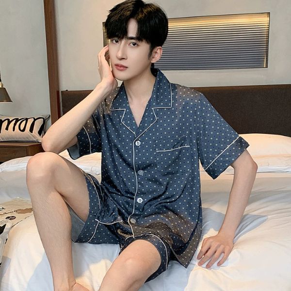 Bộ pijama nam tay ngắn quần đùi màu xanh chấm bi chất lụa mặc ở phòng ngủ