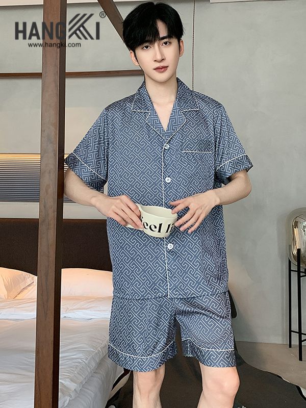 Bộ đồ ngủ nam tay ngắn họa tiết xanh trắng thương hiệu HANGKI trong phòng ngủ