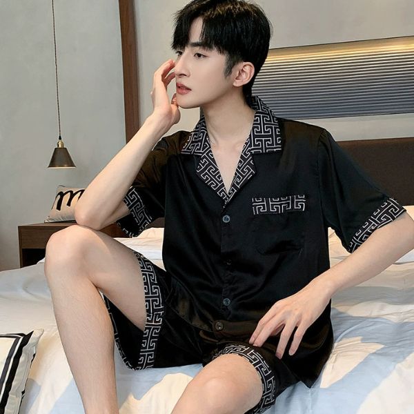 Bộ đồ ngủ nam lụa màu đen tay ngắn quần short họa tiết viền caro ngồi trên giường