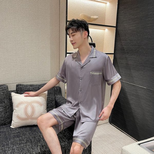 Bộ đồ ngủ lụa nam màu xám tay ngắn quần short, viền họa tiết, người mẫu ngồi trên sofa