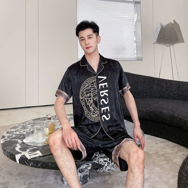 Bộ đồ ngủ nam lụa màu đen họa tiết đầu Medusa, tay ngắn quần short, dáng rộng thoải mái