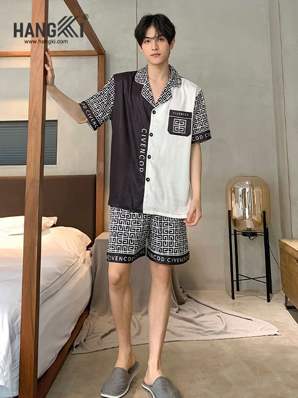 Nam giới mặc bộ đồ ngủ cộc tay họa tiết caro đen trắng chữ CIVENCO đứng trong phòng ngủ hiện đại