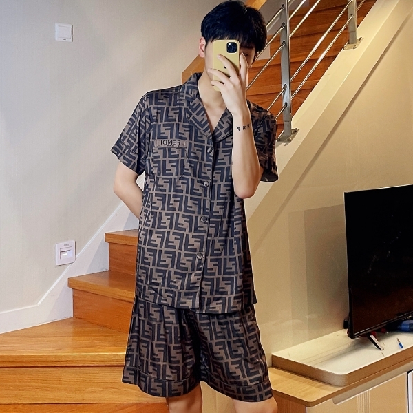 Nam giới mặc bộ đồ ngủ họa tiết chữ Fendi màu nâu đen chụp trong phòng khách