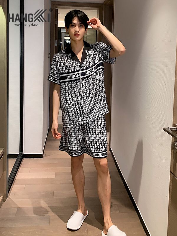 Nam giới mặc bộ đồ ngủ pijama ngắn tay họa tiết đen trắng thương hiệu Hangki trong phòng ngủ