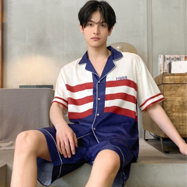 Bộ đồ ngủ nam tay ngắn màu xanh trắng đỏ họa tiết kẻ ngang chữ 1988 chất liệu mỏng nhẹ