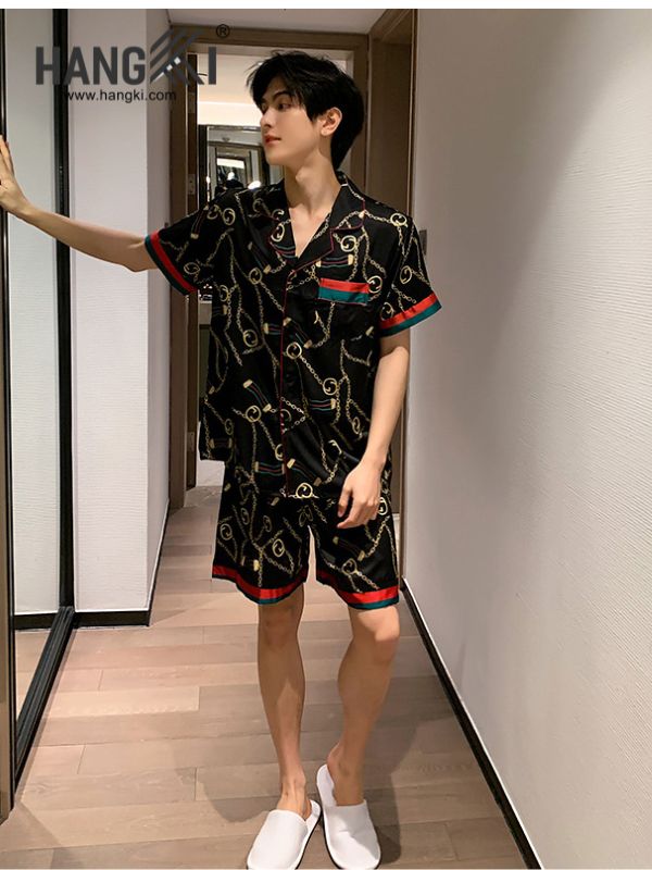 Nam giới mặc bộ pijama lụa đen họa tiết dây xích tay ngắn quần short trong nhà