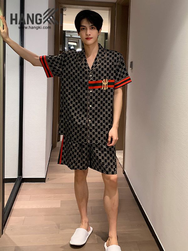 Nam giới mặc bộ đồ ngủ pijama ngắn tay họa tiết chữ G màu đen đỏ đứng trong hành lang