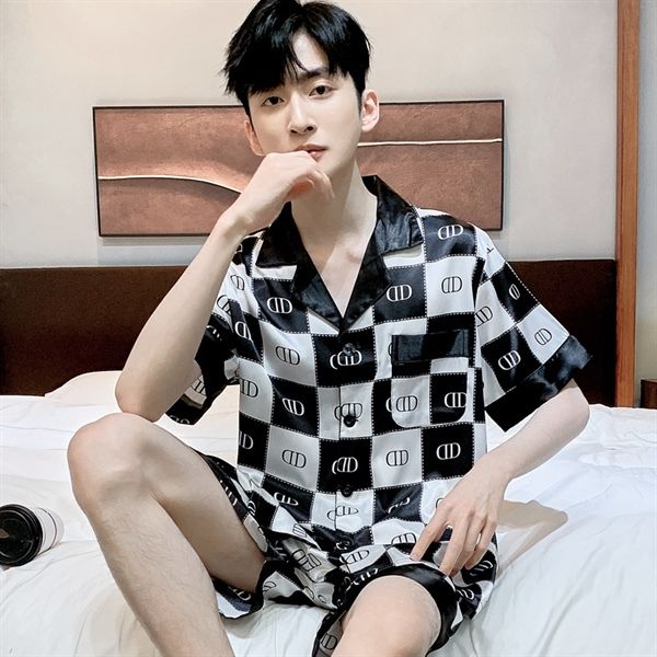 Bộ đồ ngủ lụa nam tay ngắn quần short họa tiết caro đen trắng ngồi trên giường