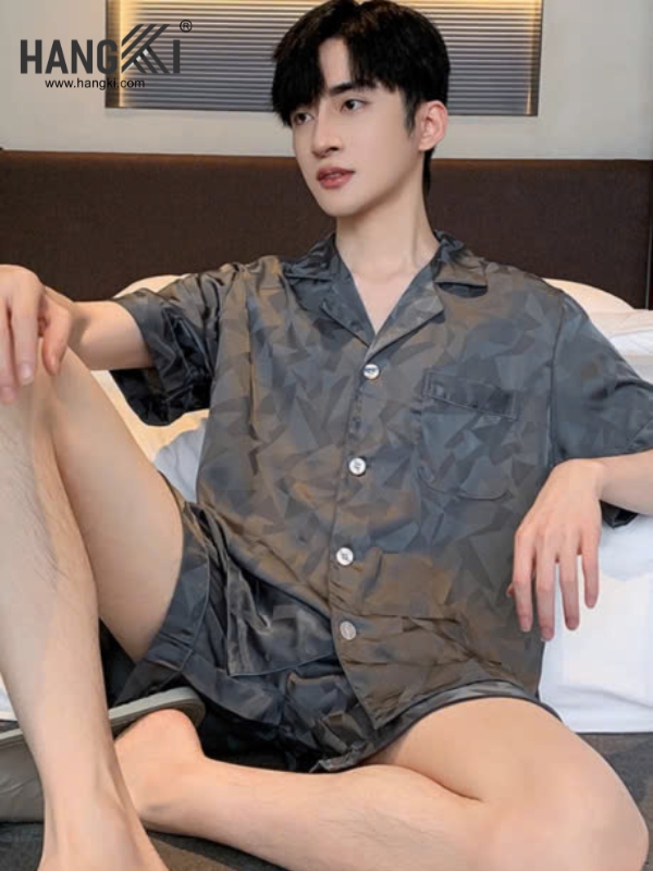 Bộ đồ ngủ nam lụa ngắn tay màu xám họa tiết hình học thương hiệu HANGKI