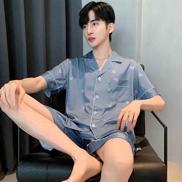 Bộ pijama lụa nam màu xanh ngắn tay quần đùi, dáng rộng thoải mái khi ở nhà