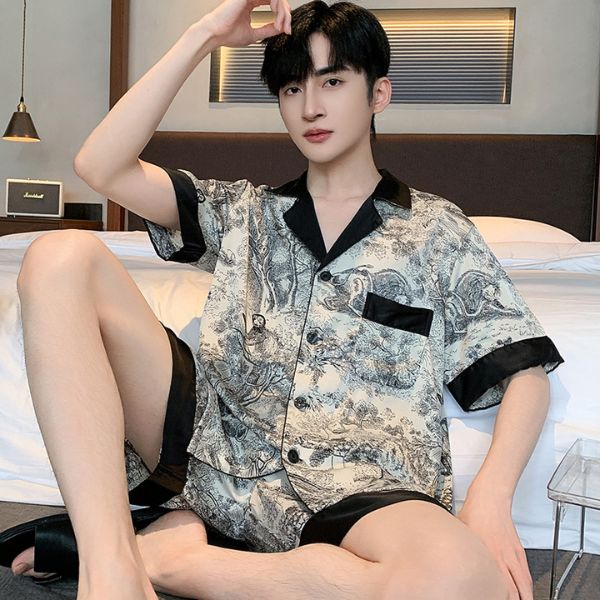 Bộ đồ ngủ nam tay ngắn họa tiết phong cảnh màu kem đen chất lụa satin ngồi trên giường