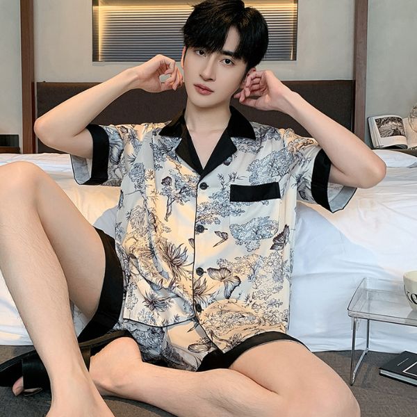 Bộ đồ ngủ nam lụa ngắn tay họa tiết thiên nhiên màu be đen, dáng rộng thoải mái ngồi trên giường