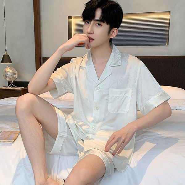 Bộ đồ ngủ nam lụa màu trắng tay ngắn quần short mặc trên giường ngủ