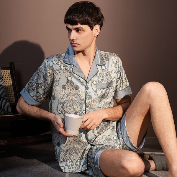 Bộ pijama lụa nam tay ngắn họa tiết cổ điển màu xanh nhạt, người mẫu ngồi cầm cốc trắng