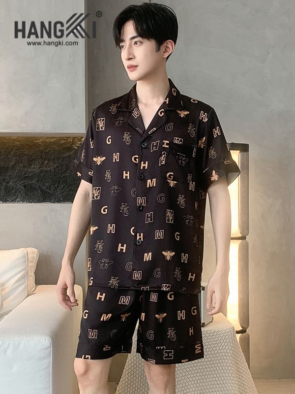 Bộ đồ ngủ nam tay ngắn màu đen họa tiết chữ cái và ong thương hiệu Hangki