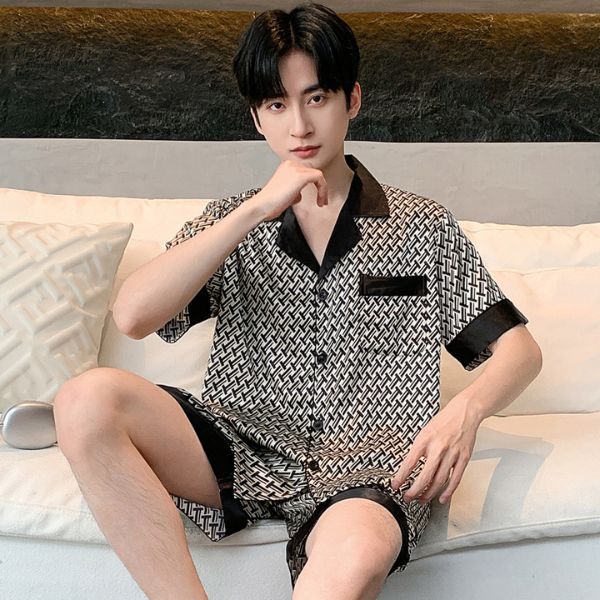 Bộ đồ ngủ nam tay ngắn họa tiết caro đen trắng chất liệu lụa ngồi trên ghế sofa