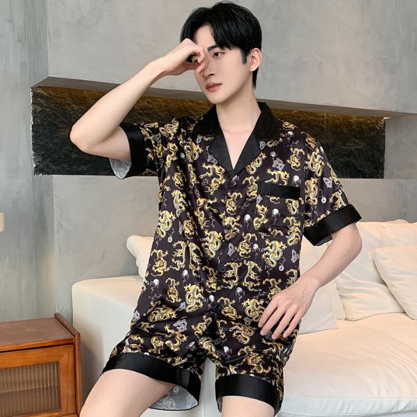 Bộ đồ ngủ lụa nam tay ngắn màu đen họa tiết rồng vàng ngồi trên ghế sofa