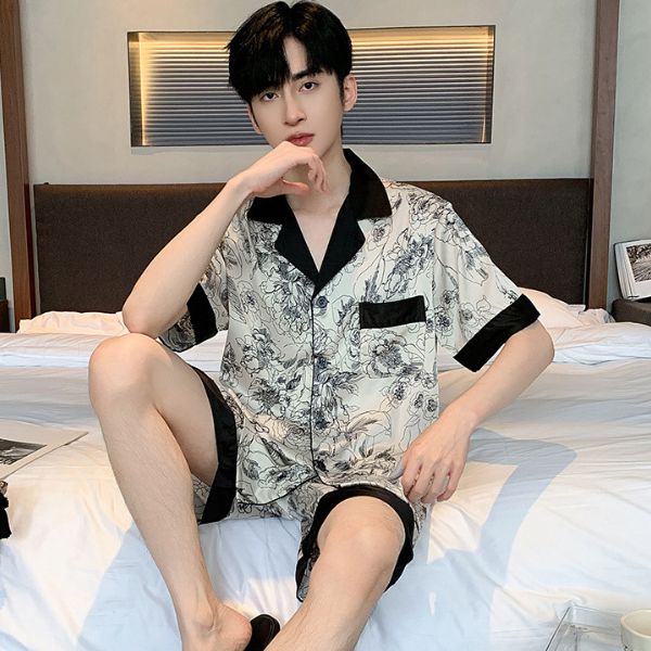 Bộ pijama nam cộc tay họa tiết hoa màu be viền đen chất lụa mặc trong phòng ngủ