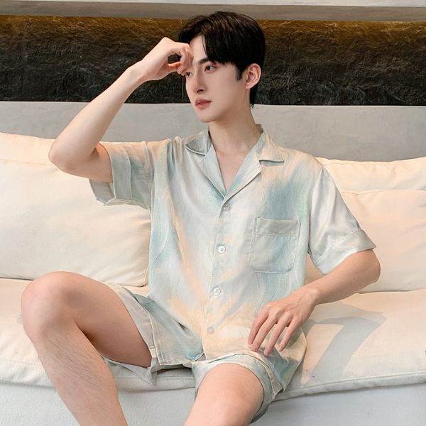 Bộ đồ ngủ nam tay ngắn chất lụa màu pastel nhạt, dáng rộng thoải mái ngồi trên sofa