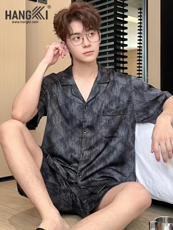 Nam giới mặc bộ đồ ngủ lụa ngắn tay màu xám đen họa tiết của thương hiệu Hangki